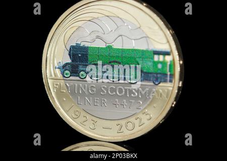 Une pièce de 2023 £2 de couleur commémorant 100 ans de la locomotive à vapeur Flying Scotsman au dos. L'inverse présente le roi Charles III Banque D'Images