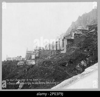 Village des Eskimo Cliff dweller , habitants des falaises de la colonie des Eskimo Nord, île King, mer de Béring, Alaska. Collection Frank et Frances Carpenter , Don; Mme W. Chapin Huntington; 1951, Esquimos,structures,Alaska,1890-1930, Indiens d'Amérique du Nord,structures,Alaska,1890-1930, Cliff Dwellings,Alaska,1890-1930, États-Unis,Alaska,King Island Banque D'Images