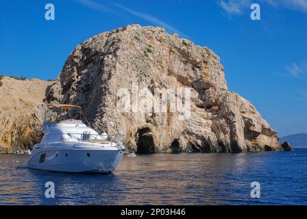 Les touristes se rendent dans une grotte bleue sur l'île de Bisevo, dans la mer Adriatique. Un bateau blanc attend devant la grotte, en Croatie. Banque D'Images