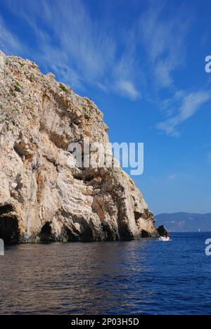 Grotte bleue sur l'île de Bisevo dans la mer Adriatique. Un bateau blanc sort de la grotte. Croatie Banque D'Images