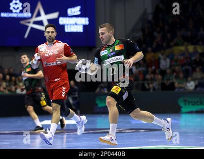 Magdebourg, Allemagne. 02nd mars 2023. Handball: Ligue des champions, SC Magdeburg - Dinamo Bucarest, Groupe Stage, Groupe A, Matchday 14, GeTEC Arena. Lukas Mertens (r) de Magdeburg en action contre Lazar Kukic de Bucarest. Crédit : Ronny Hartmann/dpa/Alay Live News Banque D'Images