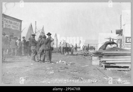 Scène de rue , Anchorage, Alaska. Collection Frank and Frances Carpenter , Gift; Mme W. Chapin Huntington; 1951, commercial Streets,Alaska,Anchorage,1890-1940, City & Town Life,Alaska,Anchorage,1890-1940, États-Unis,Alaska,Anchorage Banque D'Images