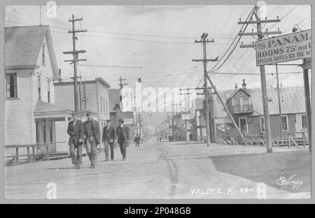 Scène de rue , Valdez, Alaska. Collection Frank and Frances Carpenter , cadeau; Mme W. Chapin Huntington; 1951, commercial Streets,Alaska,Valdez,1890-1940, piétons,Alaska,Valdez,1890-1940, ville et vie urbaine,Alaska,Valdez,1890-1940, États-Unis,Alaska,Valdez Banque D'Images