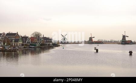 Les moulins à vent de Zaanse Schans traversent la rivière Zaan, avec Zaandijk sur la gauche. Prise de Julianabrug Zaandijk, pays-Bas Banque D'Images