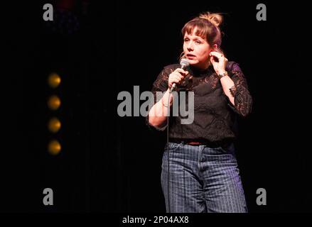 Kerry Godliman se produit au festival de comédie juste pour rire à l'Arena O2 de Londres. Date de la photo: Jeudi 2 mars 2023. Banque D'Images