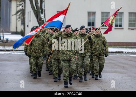 Les soldats croates du groupement tactique de l'OTAN pour une présence avancée renforcée en Pologne affectés au contingent croate de 10th, Thunder, et au contingent croate de 11th, Panzer Battery, organisent un défilé de passage en revue pendant la cérémonie de remise, à Bemowo Piskie, en Pologne, le 24 janvier 2023. L'armée croate est fière de travailler aux côtés de la Division d'infanterie de 1st, des alliés de l'OTAN et des partenaires de sécurité régionaux pour fournir des forces crédibles au corps V, sous le commandement du corps déployé avancé de l'Amérique en Europe. Banque D'Images