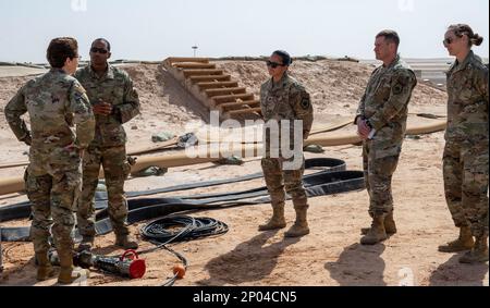 ÉTATS-UNIS Général de la Force aérienne Jacqueline Van Ovost, à gauche, États-Unis Le commandant du Commandement des transports et les hauts dirigeants de l'escadre expéditionnaire aérien de 378th écoutent un exposé présenté par le Sgt principal Samuel Wilhite, deuxième de gauche, chef principal de l'escadron de préparation logistique expéditionnaire 378th, à la base aérienne du Prince Sultan, en Arabie saoudite, le 6 février 2023. L'équipe Total Force de l'AOR est vitale pour les États-Unis Le commandement central et la mission USTRANSCOM ont réussi ; chaque jour, les membres du service aux États-Unis sont invités à réfléchir de manière stratégique et à s'exécuter avec tact, dans un environnement en évolution constante et dynamique. Banque D'Images