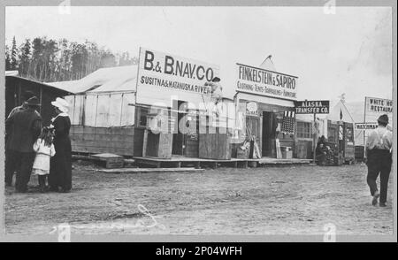 Scène de rue. Collection Frank and Frances Carpenter , Gift; Mme W. Chapin Huntington; 1951, commercial Streets,Alaska,Anchorage,1890-1940, Stores & Shops,Alaska,Anchorage,1890-1940, États-Unis,Alaska,Anchorage Banque D'Images