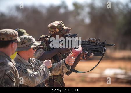 ÉTATS-UNIS Le 14 février 2023, le sergent d'armée Robert Snowden avec la Compagnie choisie, 2nd Bataillon, 503rd parachute Infantry Regiment, 173rd Airborne Brigade enseigne à un soldat des Forces de défense kenyane comment utiliser un lance-grenade M320 lors de l'entraînement d'armes non létales à l'Accord 23 justifié à Isiolo, Kenya. JA23 compte environ 1 000 participants, dont certains comme observateurs militaires, de quatre continents et de 20 pays partenaires. ÉTATS-UNIS La Force opérationnelle de l'Armée de l'Europe du Sud, en Afrique (SETAF-AF) et ses partenaires mènent JA23 activités au Kenya afin de préparer la force conjointe des États-Unis, de préparer les partenaires régionaux pour les Nations Unies et l'Afrique Banque D'Images