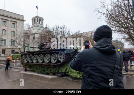 Pour protester contre l'attaque russe contre l'Ukraine, les activistes ont placé un char T-72 de l'armée russe détruit devant l'ambassade de Russie à Berlin. Banque D'Images