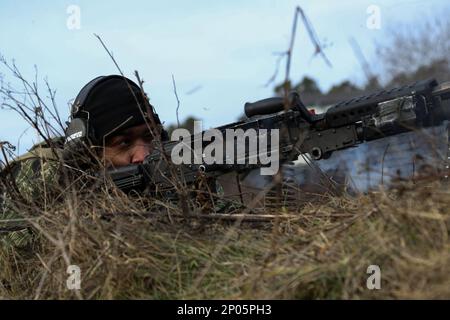 Le PFC de l'armée américaine Devon Fuller affecté au Bataillon 1st, 4th Infantry Regiment fournit un incendie suppressif en tant que membre de la force adverse pendant le Dragoon Ready 23 (DR 23) au joint multinational Readiness Centre à Hohenfels, Allemagne, le 29 2023 janvier. Dragoon Ready 23 est conçu pour assurer la préparation et la formation du régiment dans sa mission essentielle à l'appui des opérations terrestres unifiées afin d'améliorer la compétence et l'interopérabilité avec les alliés de l'OTAN. Les participants à l'exercice comprennent environ 2 500 États-Unis Soldats du 2D Cavalry Regiment, 150 États-Unis Soldats de l'Avia de combat de 12th Banque D'Images