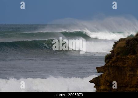 Deux vagues qui s'effritent lors d'une grande journée à Bells Beach Torquay Australie, lieu de surf professionnel. La falaise à Winkipop sur les lhs Banque D'Images