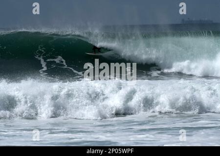 Promenade en métro sur de grandes vagues surchargées à Winkipop près de Bells Beach Torquay Australie, lieu de surf professionnel Banque D'Images