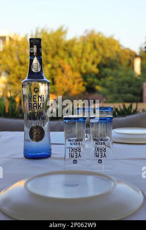 Bodrum, Mugla, Turquie. 26 août 2022 : table raki turque traditionnelle préparée pour la célébration. Une bouteille de raki est prête à être servie avec du gl vide Banque D'Images