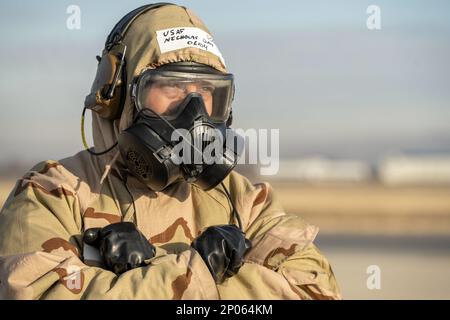 Le sergent d'état-major Nicholas Day, un chef d'équipage du 124th Escadron de maintenance, lance un Thunderbolt II A-10 de niveau 4 orienté mission depuis Gowen Field, le 4 février 2023. Les membres de l'escadre de combat de 124th ont passé la fin de semaine à divers niveaux du PPPA, en réorientant leur formation sur les conflits entre pairs. Banque D'Images