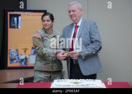Aujourd'hui, l'Hôpital communautaire de l'Armée de terre de Blanchfield a célébré les 122 ans du corps d'infirmières de l'Armée par une cérémonie avec un conférencier invité spécial, le colonel (retraité) John Hudock, ancien chef adjoint du corps d'infirmières de l'Armée de terre. Banque D'Images