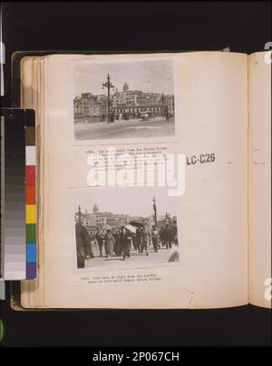 La tour d'observation du pont de Galata à Constantinople. Les hommes sont constamment sous surveillance dans cette tour et quand la fumée est vue le travail est obtenu par les coureurs au service des incendies qui, finalement, atteint la scène de la conflagration seulement tard la nuit la circulation cesse sur ce pont de Galata célèbre dans le monde. Collection Frank et Frances Carpenter , ponts,Turquie,Istanbul,1920-1930, piétons,Turquie,Istanbul,1920-1930. Banque D'Images