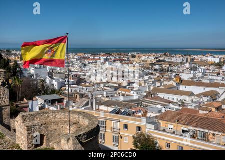 Vue aérienne de Sanlucar de Barrameda, avec le drapeau de l'espagne qui agite dans le vent, dans la province de Cadix, Andalousie, Espagne Banque D'Images