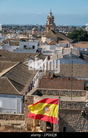 Vue aérienne de Sanlucar de Barrameda, avec le drapeau de l'espagne qui agite dans le vent, dans la province de Cadix, Andalousie, Espagne Banque D'Images