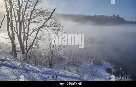 Brouillard sur le lac Annabessacook, Maine, un matin d'hiver très froid. Banque D'Images