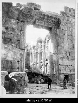 Ruines du temple, Baalbek, Liban. Collection Frank et Frances Carpenter , publiée dans: 'Le monde et ses cultures' chapitre de l'ebook grandes photographies de la Bibliothèque du Congrès, 2013, temples,Liban,Baʻlabakk,1870-1890, sites archéologiques,Liban,Baʻlabakk,1870-1890. Banque D'Images