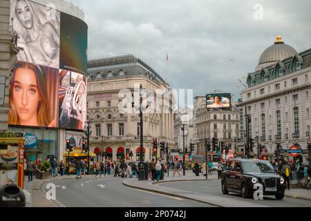 Picadilly Circus capturé à la fin de la journée Banque D'Images