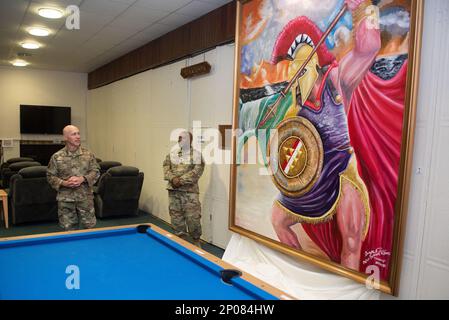 Le colonel Calvin Powell, commandant de l’escadre de la base aérienne 39th, prononce un discours sur un tableau créé par le lieutenant-colonel Dwayne Jones, aumônier de l’ABW 39th, lors d’une cérémonie de dévoilement au refuge de Titan à la base aérienne d’Incirlik, en Turquie, le 9 janvier 2023. Jones a fait don de cette peinture au refuge du Titan, en tant que représentation de l’ethos guerrier. Les 39th membres de l’ABW sont formés et équipés pour être prêts, fiables et réactifs au projet de puissance mondiale par la dissuasion stratégique, un soutien agile au combat et des partenariats durables pour défendre les intérêts américains et nos alliés le long du flanc sud de l’OTAN. Banque D'Images