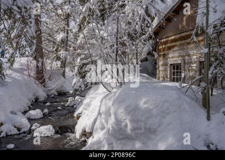 Winterscene avec la crique devant le bar Owl à Sundance Resort, également connu sous le nom de Sundance Mountain Resort, qui est une station de ski située à 13 miles Banque D'Images