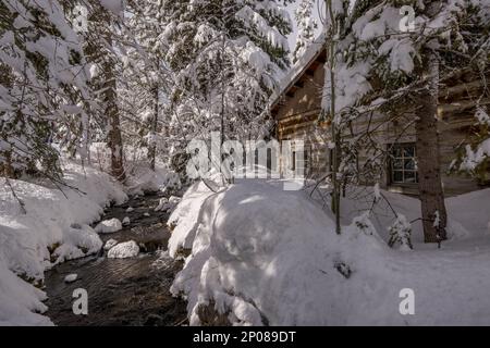 Winterscene avec la crique devant le bar Owl à Sundance Resort, également connu sous le nom de Sundance Mountain Resort, qui est une station de ski située à 13 miles Banque D'Images