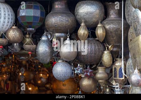 Diverses lampes traditionnelles marocaines exposées dans le souk de Marrakech au Maroc. Banque D'Images