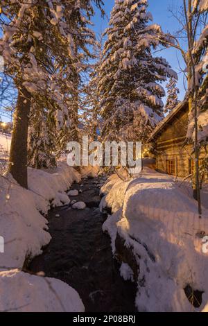 Hivernage la nuit avec la crique devant le bar Owl de Sundance Resort, également connu sous le nom de Sundance Mountain Resort, qui est une station de ski située Banque D'Images