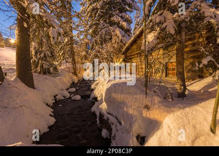 Hivernage la nuit avec la crique devant le bar Owl de Sundance Resort, également connu sous le nom de Sundance Mountain Resort, qui est une station de ski située Banque D'Images