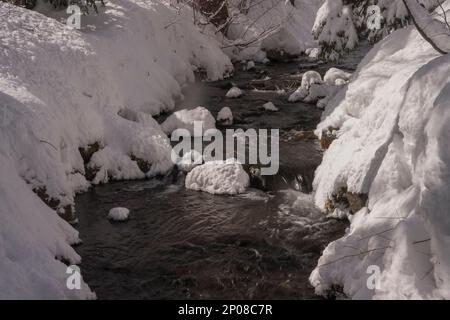 Winterscene avec une crique à Sundance Resort, également connu sous le nom de Sundance Mountain Resort, qui est une station de ski située à 13 miles (21 km) au nord-est de Provo Banque D'Images