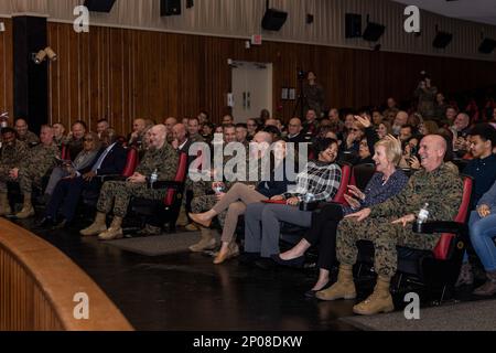 Les amis, les familles et les Marines se réunissent pour le secours et la nomination des États-Unis Le Sgt Lonnie N. Travis au Sgt. Le Maj. David Wilson en tant que sergent-major de la Force expéditionnaire maritime II, à bord du camp de base du corps maritime Lejeune, N.C., le 3 février 2023.le secours et la nomination signifient le transfert de l'autorité du Sgt. Maj. Sortant, au Sgt. Maj. Arrivant. Banque D'Images