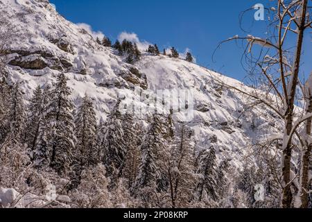 Vue sur les parois enneigées du canyon à Sundance Resort, également connu sous le nom de Sundance Mountain Resort, qui est une station de ski située à 13 miles (21 km) de northe Banque D'Images