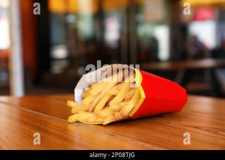 MYKOLAÏV, UKRAINE - 11 AOÛT 2021 : grande portion de frites McDonald's sur table au café Banque D'Images