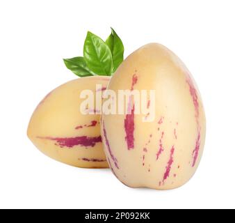 Melons de pepino mûrs frais et feuilles vertes sur fond blanc Banque D'Images