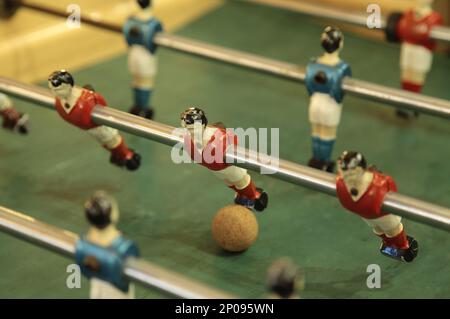 Le baby-foot, communément appelé fuzboll ou foosball (comme dans le Fußball allemand 'football') et parfois le baby-foot, est un jeu de table qui est loos Banque D'Images