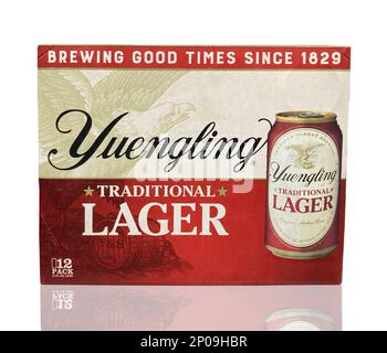 IRVINE, CALIFORNIE - 01 MARS 2023 : un paquet de 12 canettes Yuengling traditionnelles Lager. Yuengling est la plus ancienne entreprise brassicole en exploitation aux États-Unis Banque D'Images