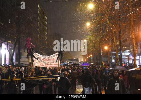 Athènes, Attiki, Grèce. 2nd mars 2023. Grande participation des gens à Athènes, lors de la manifestation pour la tragédie ferroviaire à Tampi, en dehors de Larissa, où 57 personnes ont perdu la vie et 56 sont portées disparues. (Credit image: © Dimitrios Karvountzis/Pacific Press via ZUMA Press Wire) USAGE ÉDITORIAL SEULEMENT! Non destiné À un usage commercial ! Banque D'Images