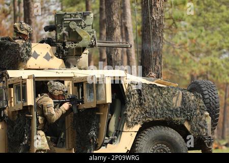 Les soldats de l'équipe de combat de la brigade 2nd affrontent le Bataillon 1st (Airborne) , 509th Infantry 'Geronimo' dans une bataille intense à la périphérie du village fictif de Segacite au joint Readiness Training Center de fort Polk, en Louisiane, 27 février 2023. Le 1-509th agit comme la principale force opposée à chaque unité qui passe par la formation au JRTC. (É.-U. Photo de l'armée par le PFC Mason Nichols) Banque D'Images