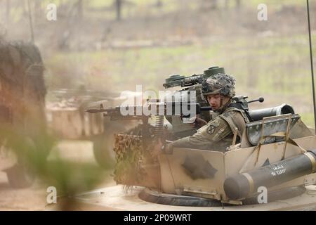 Les soldats de l'équipe de combat de la brigade 2nd affrontent le Bataillon 1st (Airborne) , 509th Infantry 'Geronimo' dans une bataille intense à la périphérie du village fictif de Segacite au joint Readiness Training Center de fort Polk, en Louisiane, 27 février 2023. Le 1-509th agit comme la principale force opposée à chaque unité qui passe par la formation au JRTC. (É.-U. Photo de l'armée par le PFC Mason Nichols) Banque D'Images