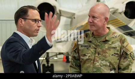 HARRISBURG, Pennsylvanie – Le gouverneur Josh Shapiro observe les membres de l’3rd équipe de soutien civil sur les armes de destruction massive (EMD-CST) de la Garde nationale de Pennsylvanie, phase 1 d’un exercice de formation de deux jours à l’aéroport international de Harrisburg, le 15 février. (Photo de la Garde nationale de Pennsylvanie par Wayne V. Hall) Banque D'Images