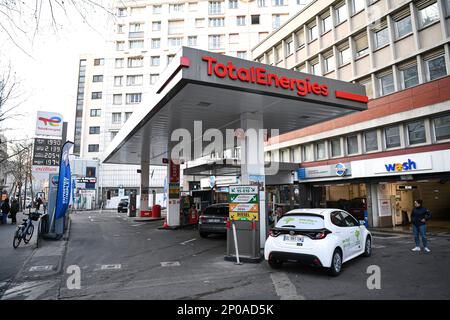 Paris, France, le 2 mars 2023. L'illustration générale montre les pompes à essence et une voiture dans une station-service TotalEnergies (Total Energies) (essence, pétrole, diesel) à Paris, France, le 2 mars, 2023. Total Energies a plafonné le prix du carburant sans plomb ou de l'essence à 1,99 € dans toute la France. Photo de Victor Joly/ABACAPRESS.COM Banque D'Images