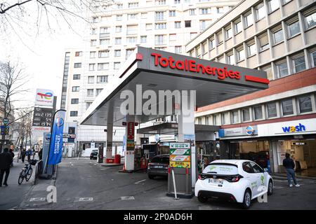 Paris, France, le 2 mars 2023. L'illustration générale montre les pompes à essence et une voiture dans une station-service TotalEnergies (Total Energies) (essence, pétrole, diesel) à Paris, France, le 2 mars, 2023. Total Energies a plafonné le prix du carburant sans plomb ou de l'essence à 1,99 € dans toute la France. Photo de Victor Joly/ABACAPRESS.COM Banque D'Images