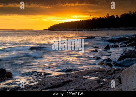 Acadia National Park, ME - États-Unis - 13 octobre 2021 : vue du coucher du soleil sur Ship Harbor au parc national Acadia à l'automne. Sunburst reflétant l'orange et le jaune chauds Banque D'Images