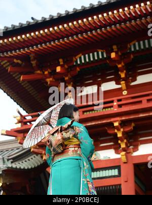 Une jeune japonaise portant un kimono traditionnel et tenant un parapluie en papier d'huile au sanctuaire Turugaoka Hachimangū Shinto à Kamakura, au Japon. Banque D'Images