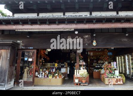 Un magasin d'alcool japonais situé dans une ancienne maison traditionnelle en bois à Kamakura, Japon. Banque D'Images