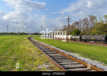 NOUVELLE-ORLÉANS, LA, États-Unis - 1 MARS 2023 : un train avec wagons-citernes transportant des matières dangereuses traverse une zone très peuplée du centre-ville de la Nouvelle-Orléans Banque D'Images