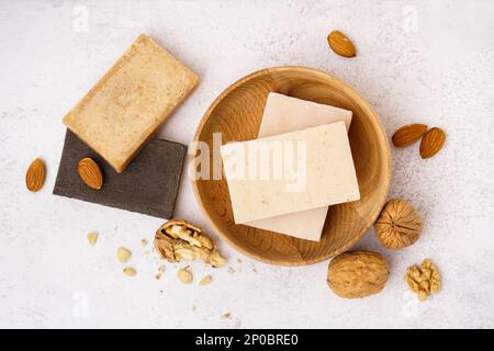 Composition avec savon naturel et noix sur fond clair Banque D'Images